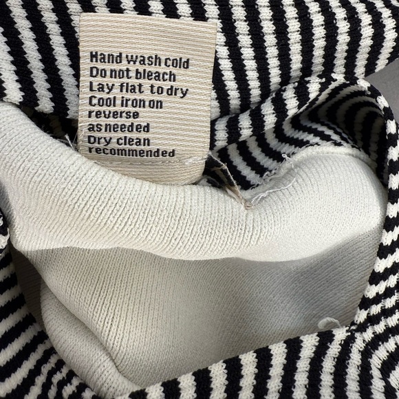 Notations Monochrome Striped Knit Top - Size Medium - Picture 7 of 7